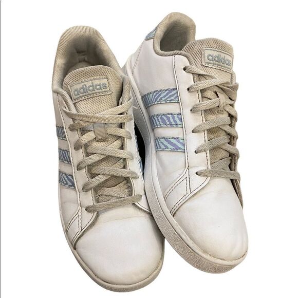 ADIDAS GIRLS Youth Low Top Sneaker, Size 5 Big Girl or Womens 6.5 Equivalent - Picture 2 of 9